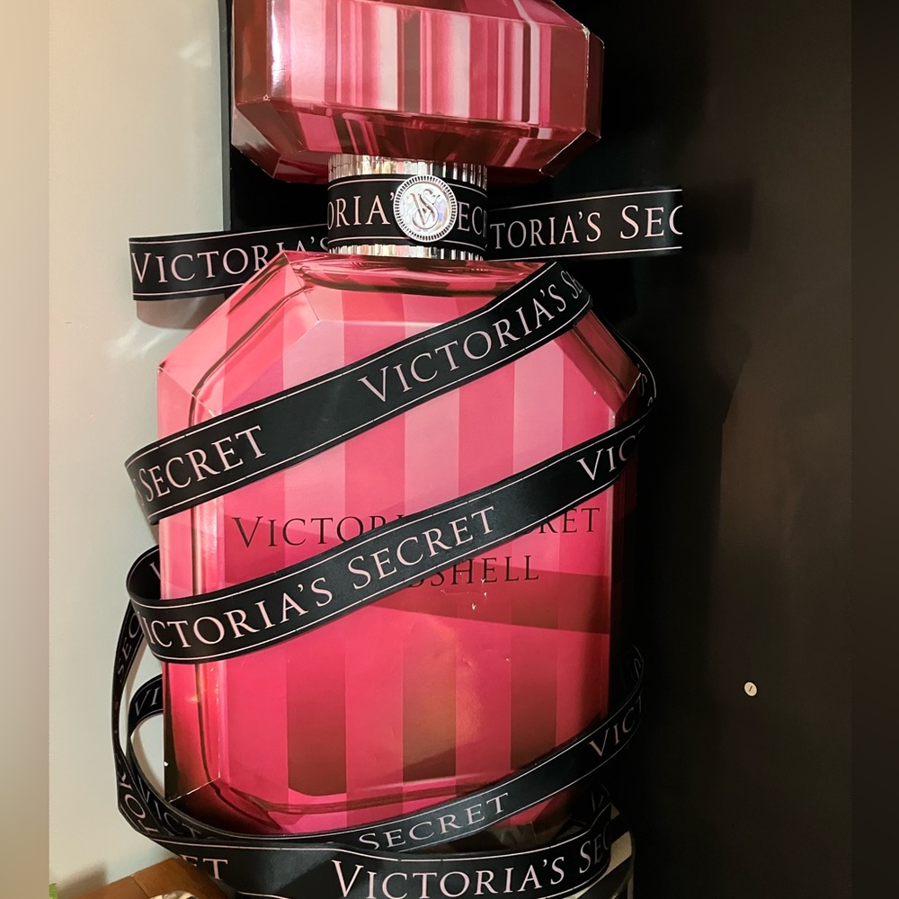 Victoria’s Secret bombshell perfume display
